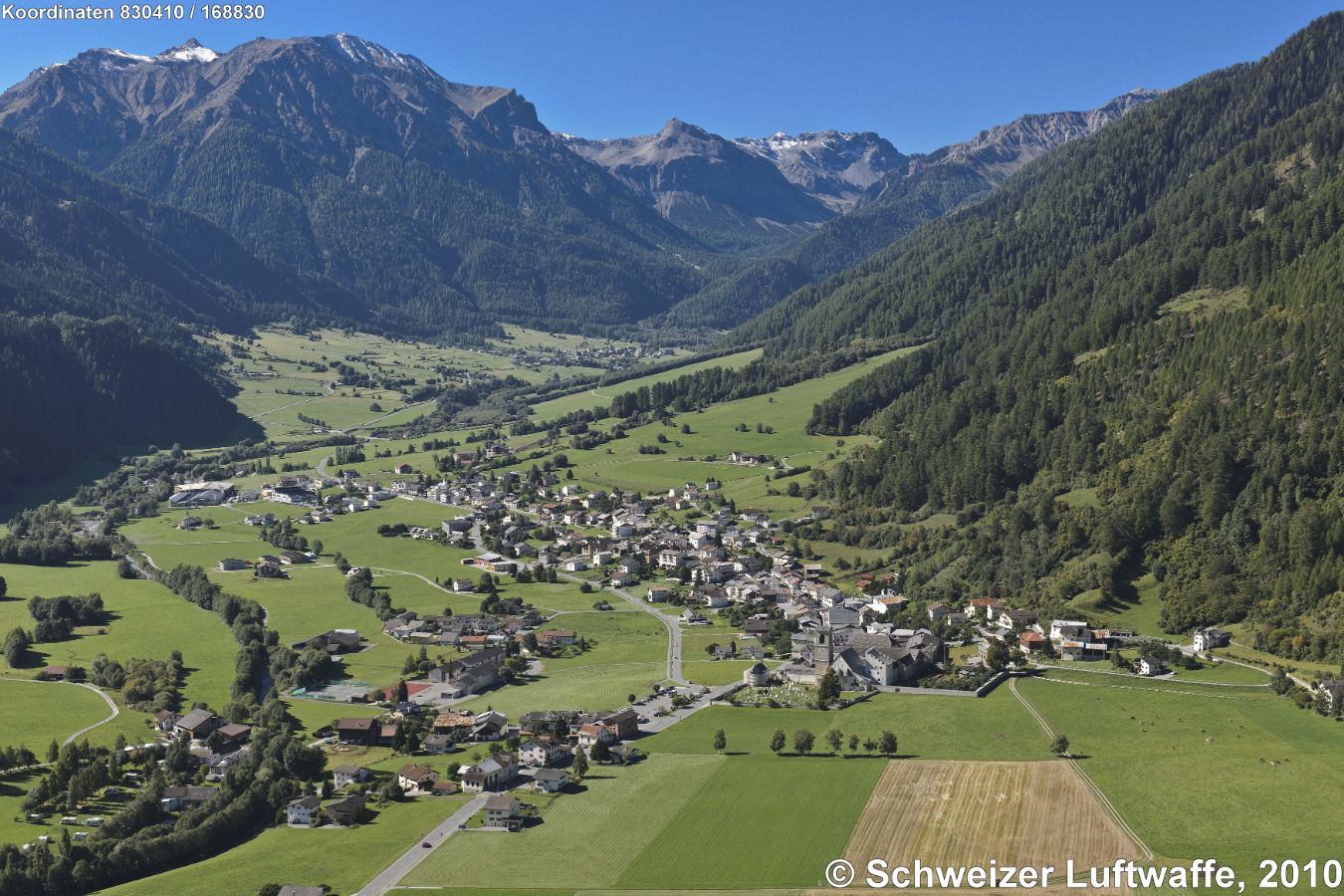 Val Müstair, Blick SW-wärts Richtung Santa Maria (Position: 2'830'417.30, 1'168'891.28) - Claustra Son Jon im Bildvordergrund. - Berggipfel oberer Bildrand links: 'Piz Laad', gegen Bildrand Mitte 'Piz dal Döss Radond', weiter westlich (oben Bildmitte) 'Piz Turettas'. Bildhintergrund Mitte: Santa Maria. Taleinschnitt gegen die linke obere Bildecke Richtung Süd: Pass Umbrail nach Bormio (Italien).